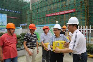 市总工会党组副书记王则康为金田家园一线民工送清凉