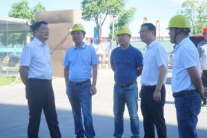 集团党委书记、、董事长周建新一行赴工地慰问公司高温下坚守岗位的建设