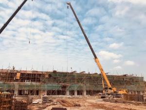 今日，，PC构件配套混凝土搅拌楼主体结构顺遂结顶！